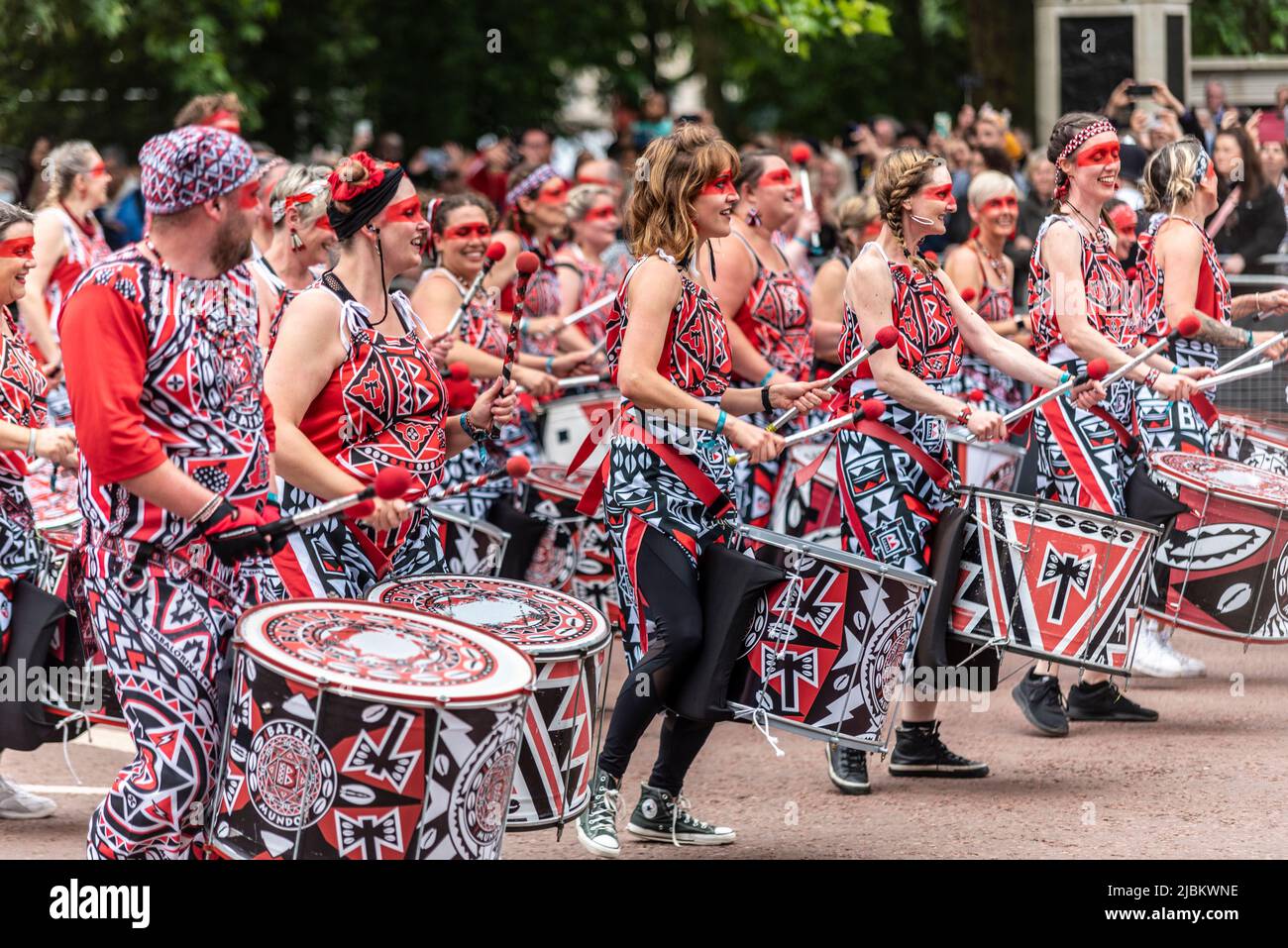 Batteristi alla parata del Queen's Platinum Jubilee Pageant nel Mall, Londra, Regno Unito. Foto Stock