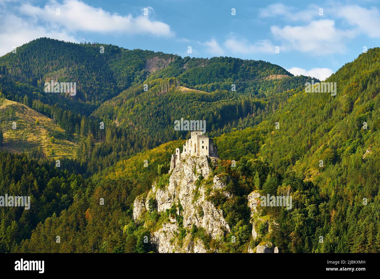 Il Castello di Strecno vicino a Zilina in Slovacchia in primavera Foto Stock