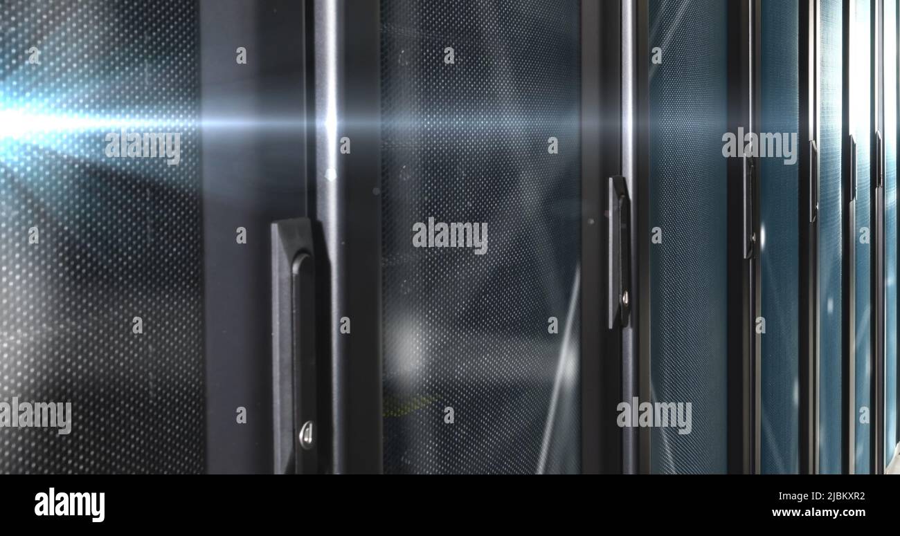 Immagine delle forme in movimento nella sala server Foto Stock