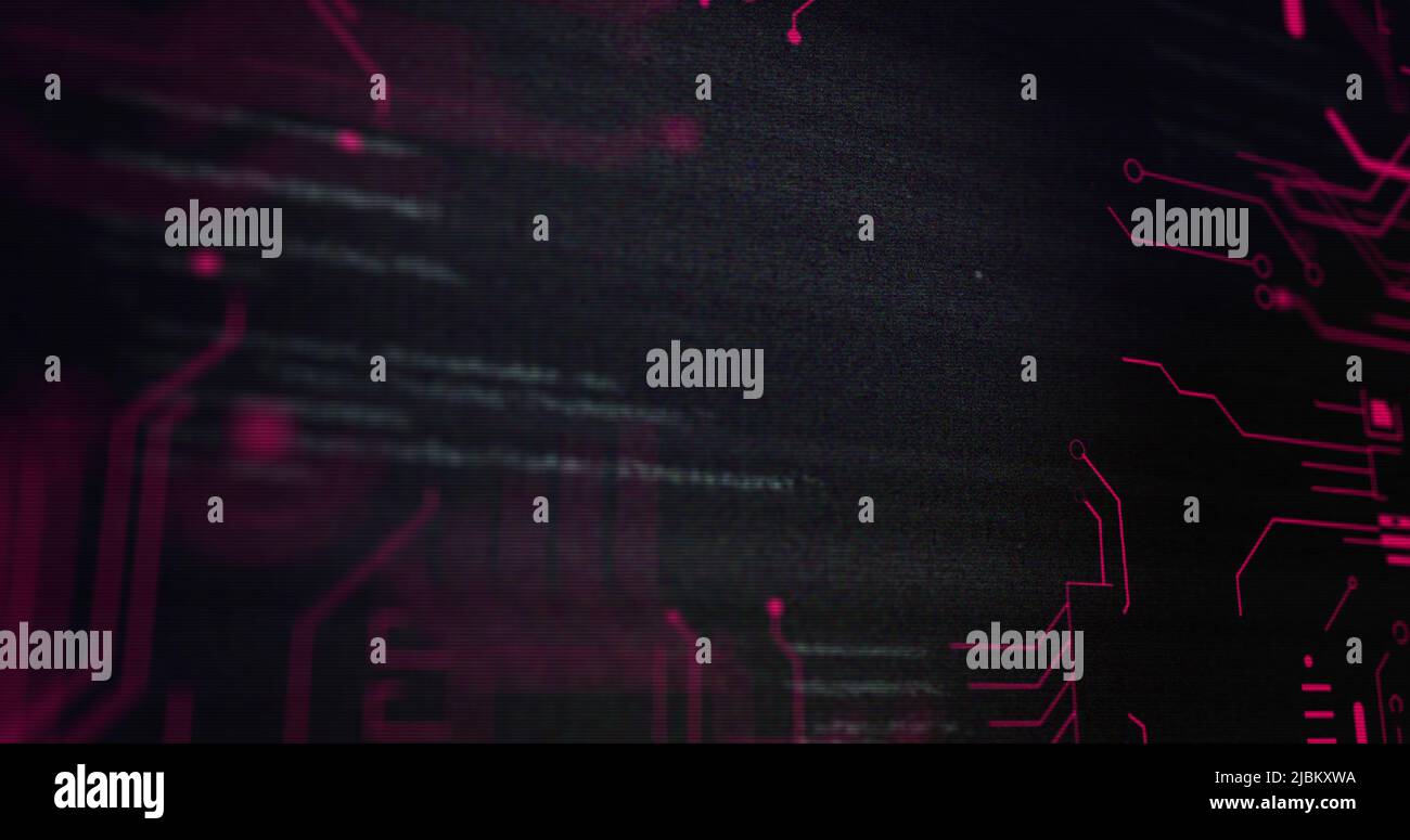 Immagine dell'elaborazione dei dati e circuito integrato rosso su sfondo nero Foto Stock