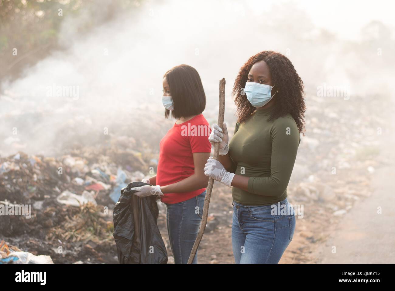 donne africane pulizia di un sito rifiuti Foto Stock