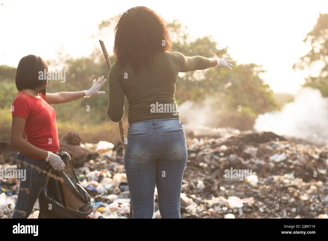 donne africane pulizia di un sito rifiuti Foto Stock