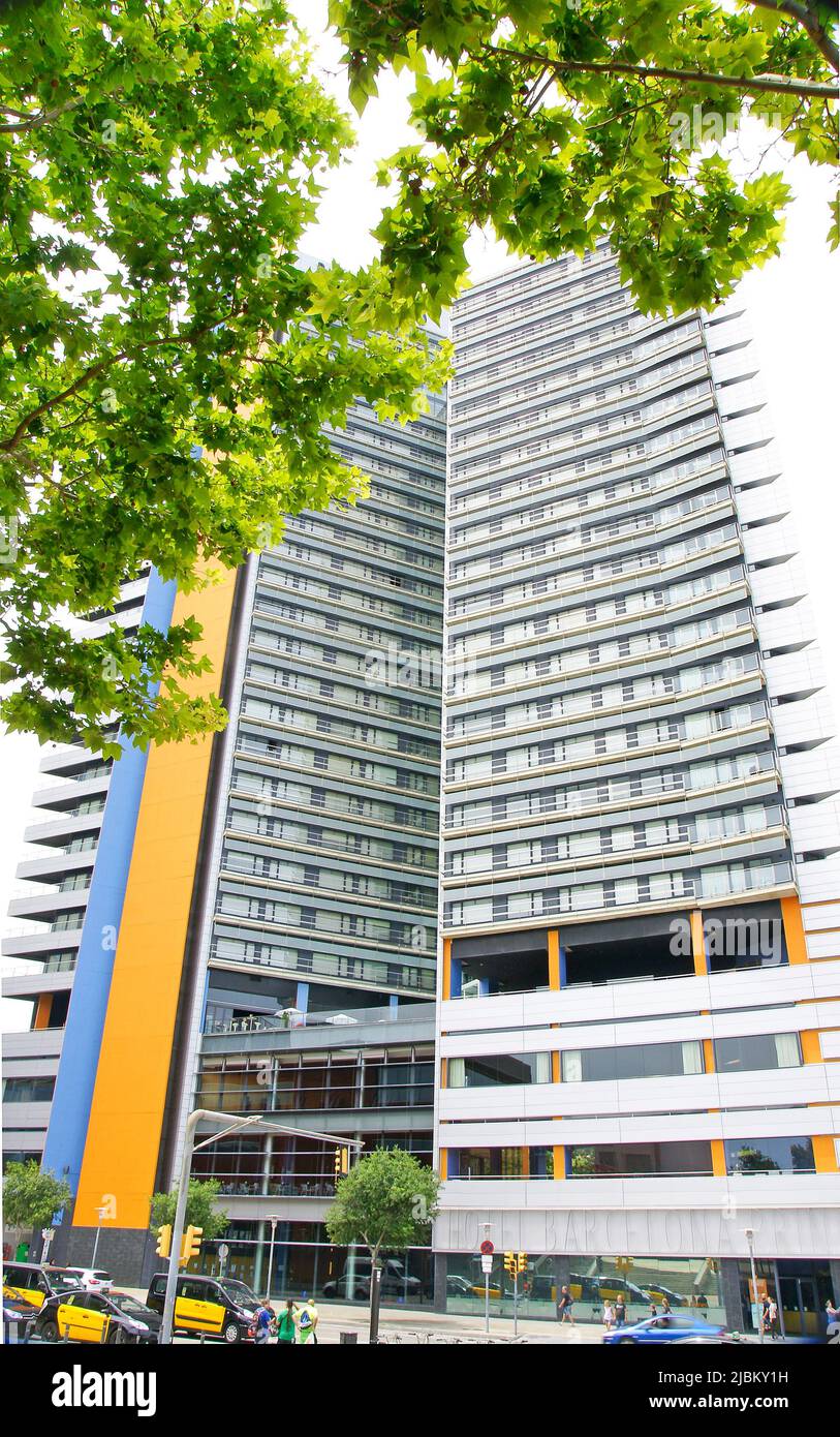 Modernos edificio en el Diagonal Mar e Port Forum de Barcelona, Catalunya, España, Europa Foto Stock