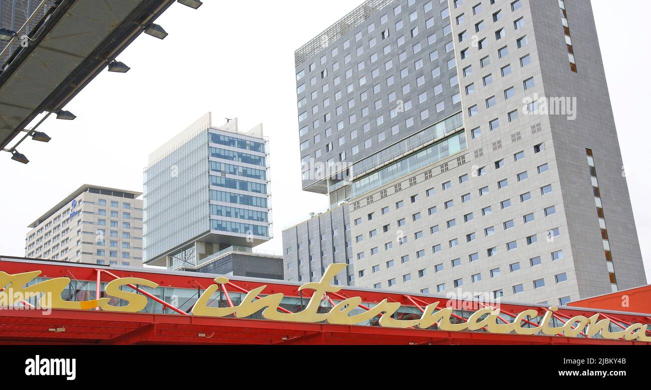 Modernos edificio en el Diagonal Mar e Port Forum de Barcelona, Catalunya, España, Europa Foto Stock
