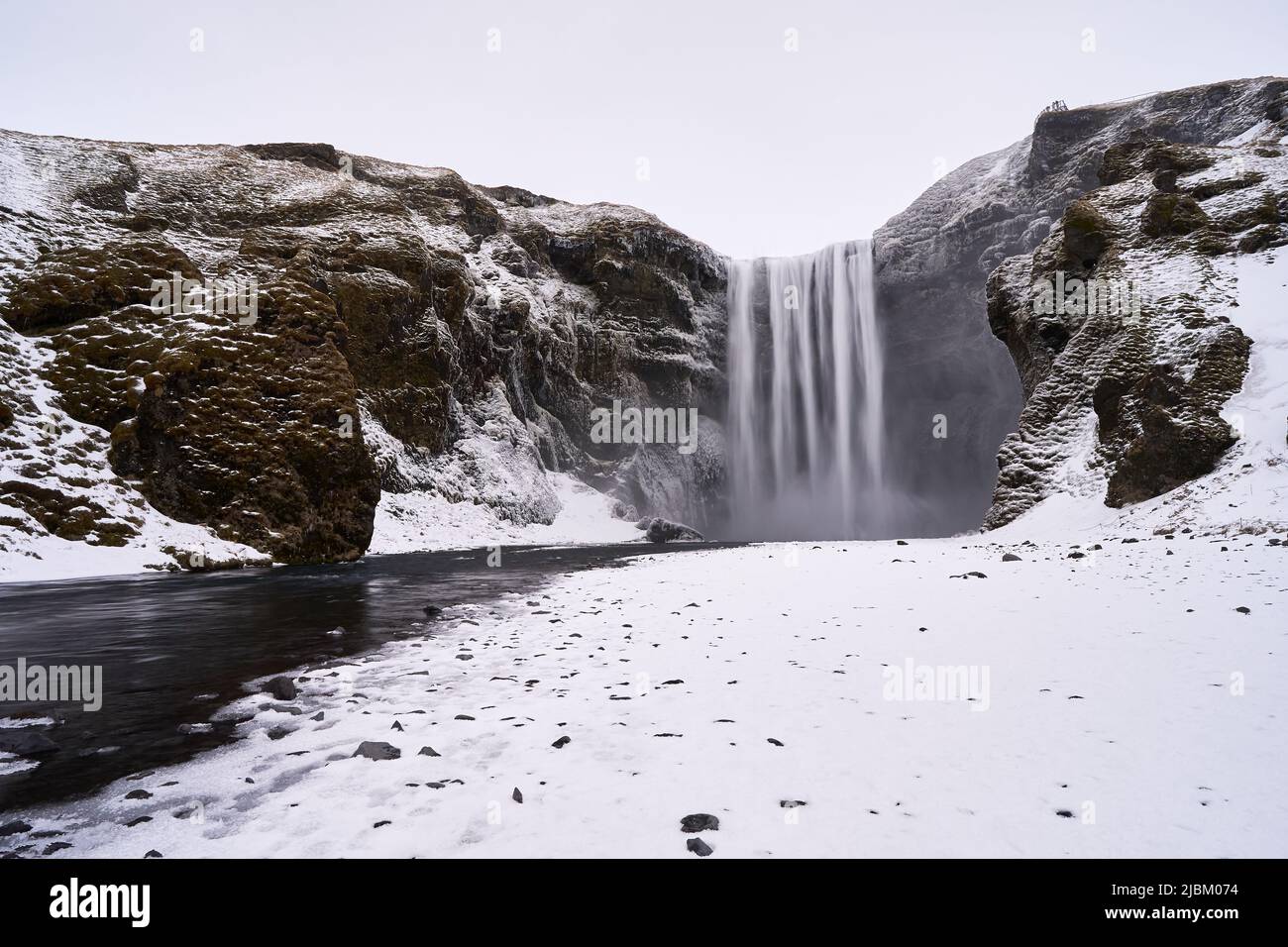 La cascata di Skógafoss in Islanda durante l'inverno Foto Stock