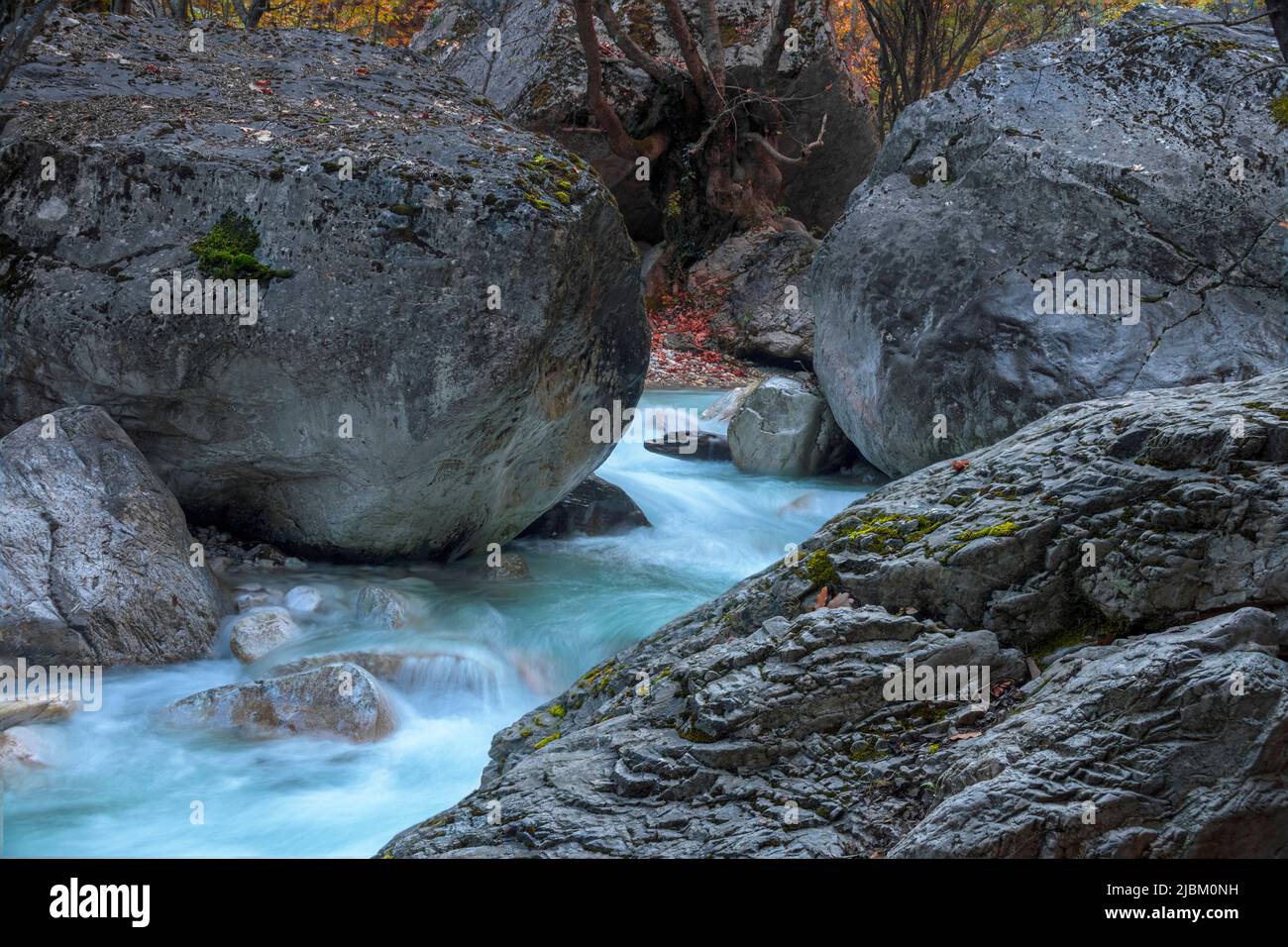 Paesaggio autunnale! Alberi colorati e bella cascata in profonda foresta d'oro, Grecia, Aridea Foto Stock