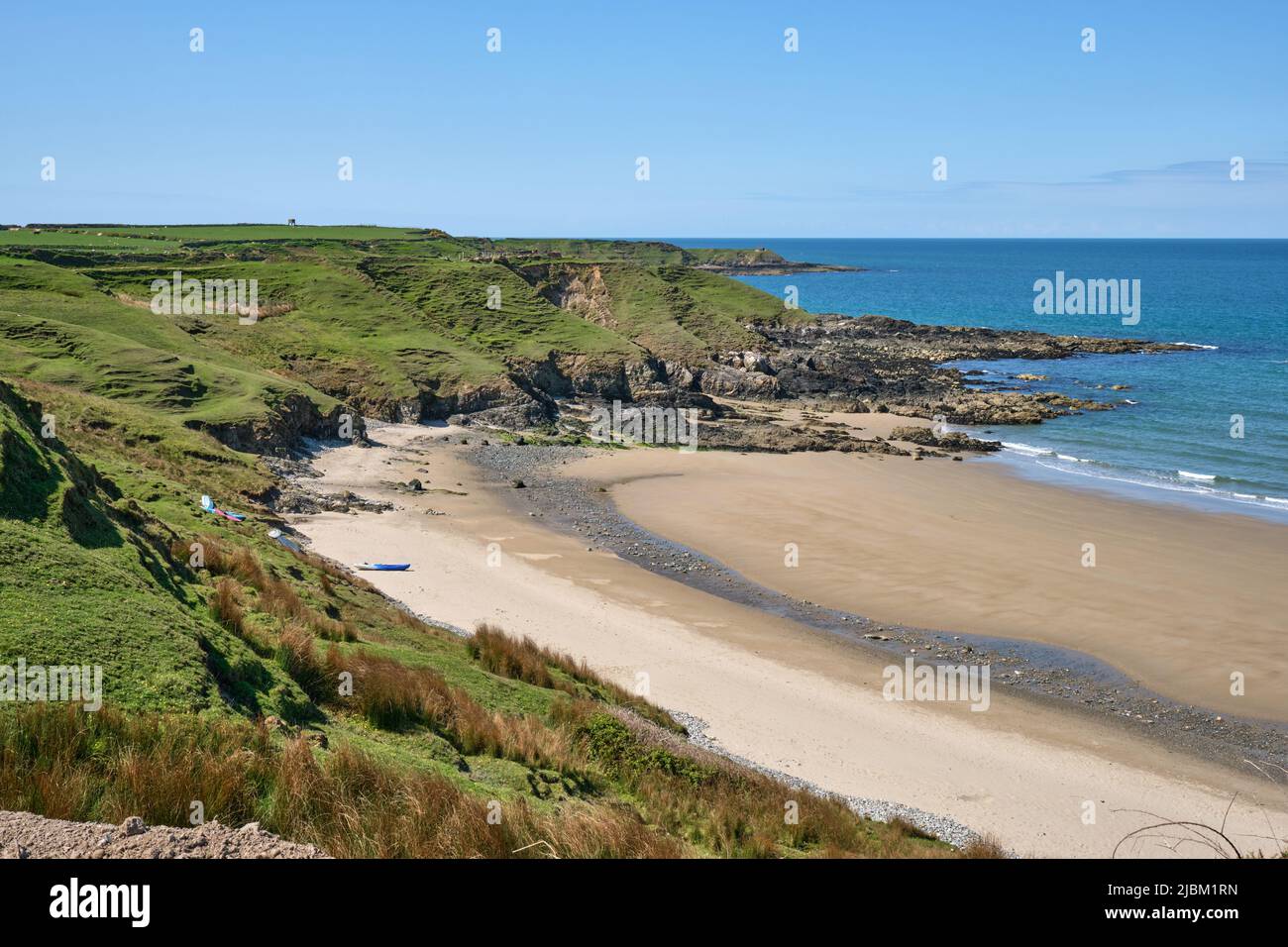 Una vista sulla spiaggia di Porth Towyn sulla penisola di Llyn dal Wales Coast Path che guarda verso Porth Ysglaig Foto Stock