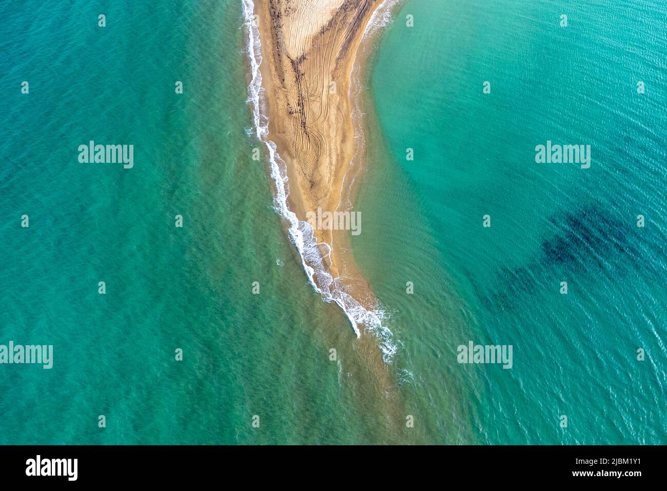 Vista aerea dall'alto del drone della baia esotica mediterranea tropicale con mare turchese, Grecia, Calcidica, Epanomi Foto Stock