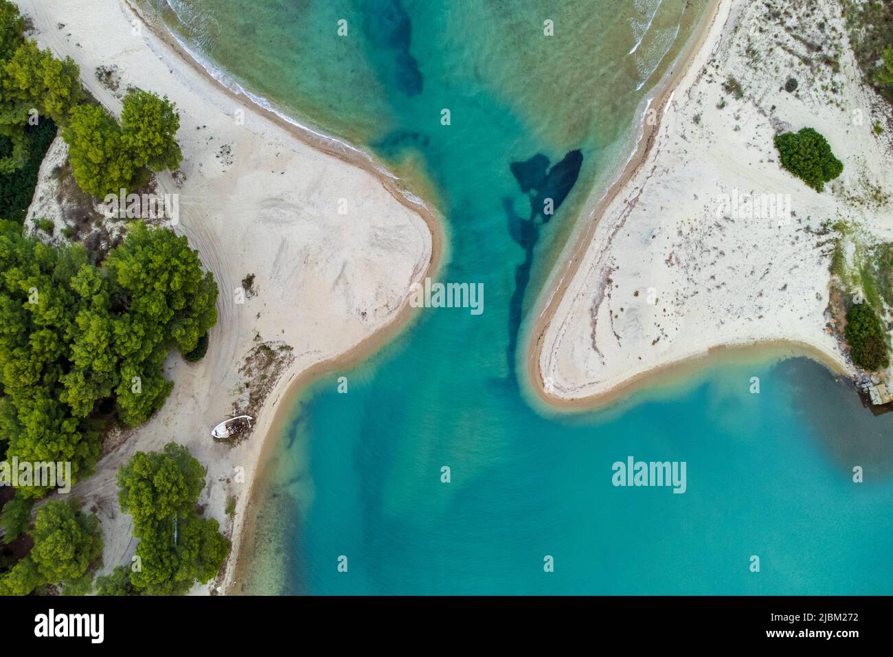 Vista aerea dall'alto del drone della baia esotica mediterranea tropicale con mare turchese, Grecia, Chalkidiki, Kassandra Foto Stock