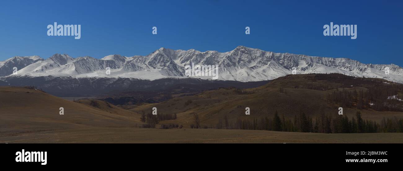 Montagne di Altai. Bellissimo paesaggio altopiano. Russia. Siberia. Volo su quadricottero. Vista dall'alto Foto Stock