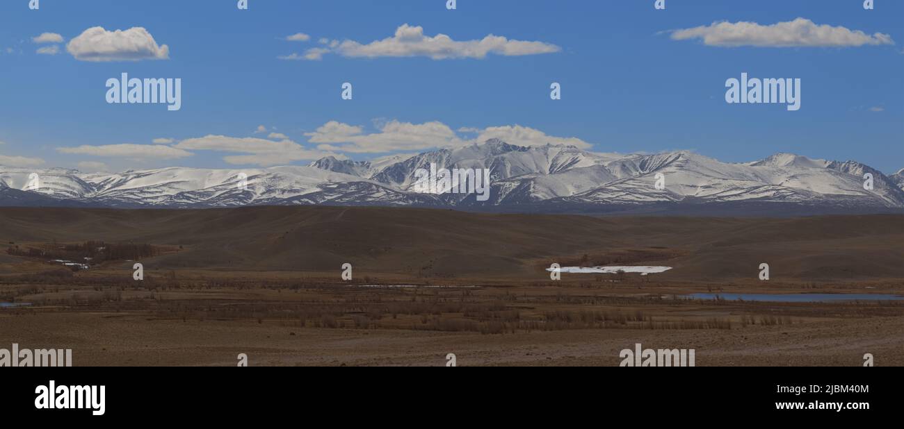 Montagne di Altai. Bellissimo paesaggio altopiano. Russia. Siberia. Volo su quadricottero. Vista dall'alto Foto Stock