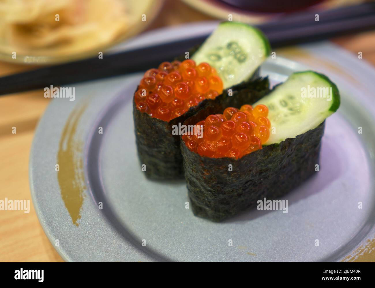 Uova di salmone sushi o Ikura sushi, uova fresche di pesce salmone. Sushi di cibo Giapponese in un piccolo piatto al tavolo nel ristorante. Foto Stock