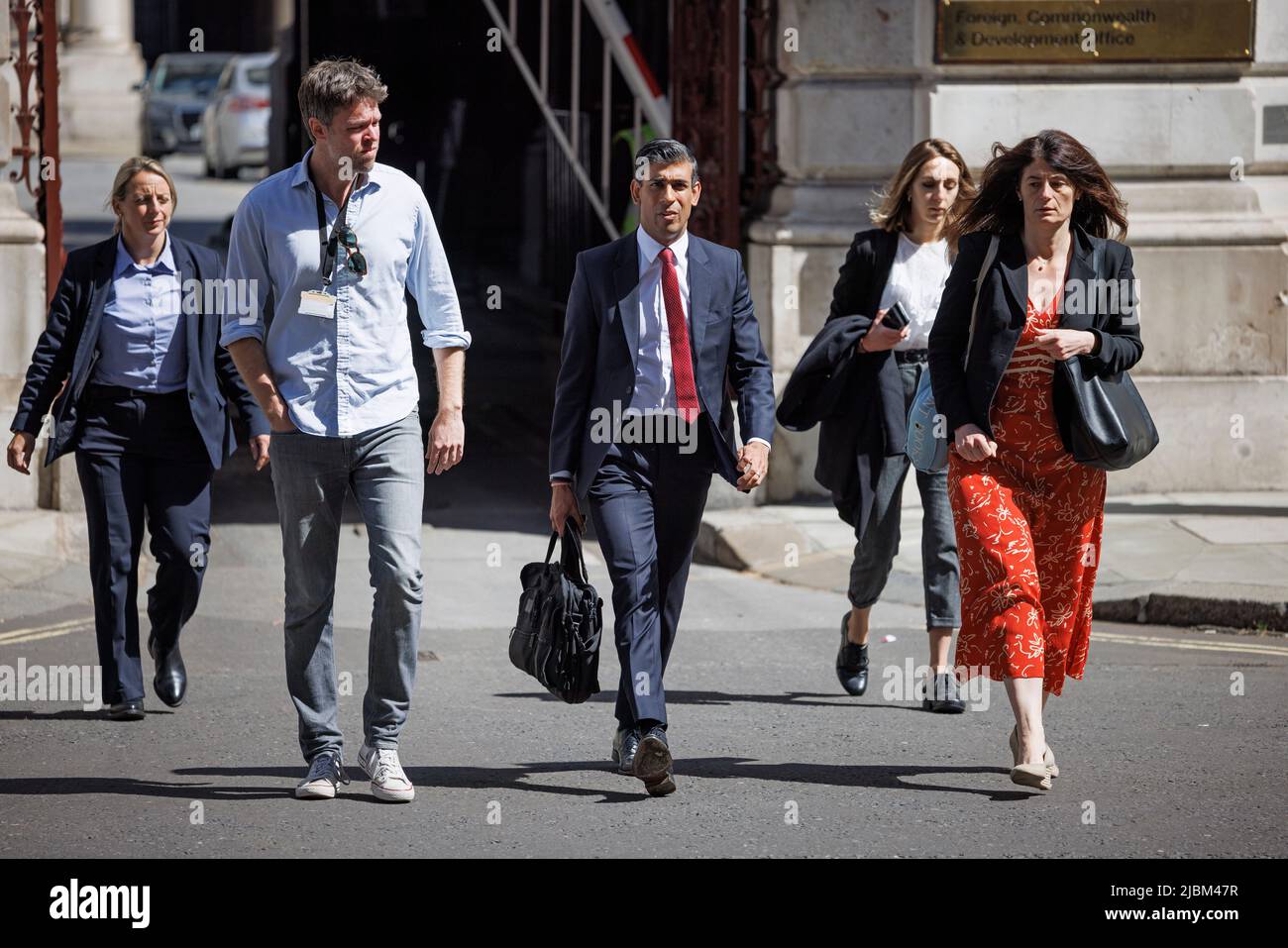 Londra, Regno Unito. 07th giugno 2022. Il Cancelliere RISHI SUNAK (al centro) è visto arrivare al Tesoro di Westminster, affiancato dai consiglieri speciali Liam Booth-Smith (a sinistra) e Lisa Lovering (a destra) la mattina dopo che il primo ministro Boris Johnson è sopravvissuto a un voto di fiducia. Photo credit: Ben Cawthra/Sipa USA **NO UK SALES** Credit: Sipa USA/Alamy Live News Foto Stock