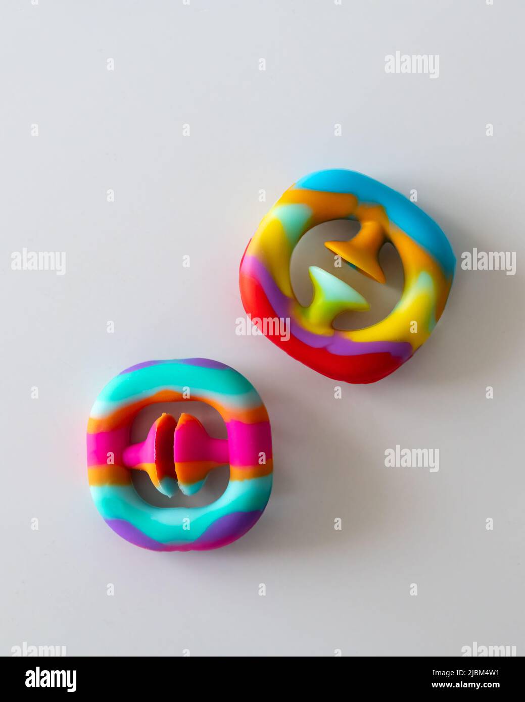 Due Snappers, un giocattolo antistress fidget isolato su uno sfondo bianco. Foto Stock