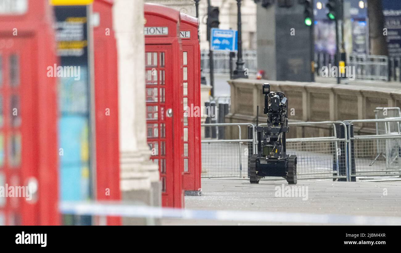 Londra, Regno Unito. 7th giugno 2022. Un pacchetto sospetto all'interno di una scatola telefonica ha causato la chiusura di whitehall e l'uso di un robot di smaltimento bomba per indagare; è chiaro che è stata utilizzata un'esplosione controllata. Credit: Ian Davidson/Alamy Live News Foto Stock