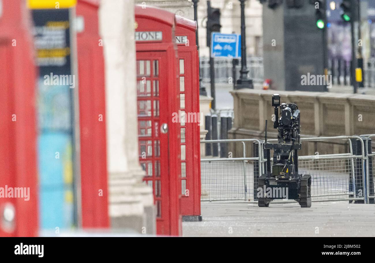 Londra, Regno Unito. 7th giugno 2022. Un pacchetto sospetto all'interno di una scatola telefonica ha causato la chiusura di whitehall e l'uso di un robot di smaltimento bomba per indagare; è chiaro che è stata utilizzata un'esplosione controllata. Credit: Ian Davidson/Alamy Live News Foto Stock