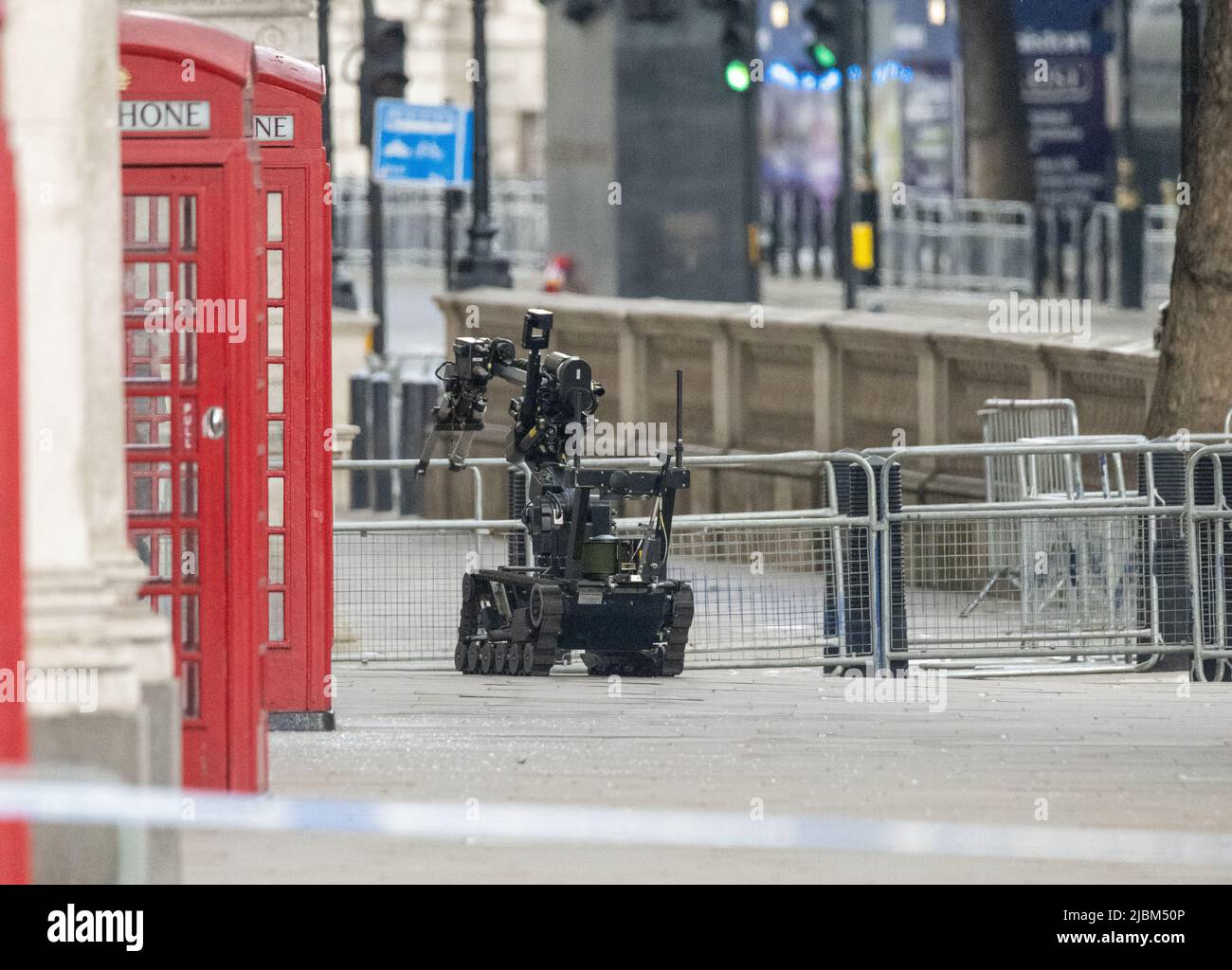 Londra, Regno Unito. 7th giugno 2022. Un pacchetto sospetto all'interno di una scatola telefonica ha causato la chiusura di whitehall e l'uso di un robot di smaltimento bomba per indagare; è chiaro che è stata utilizzata un'esplosione controllata. Credit: Ian Davidson/Alamy Live News Foto Stock