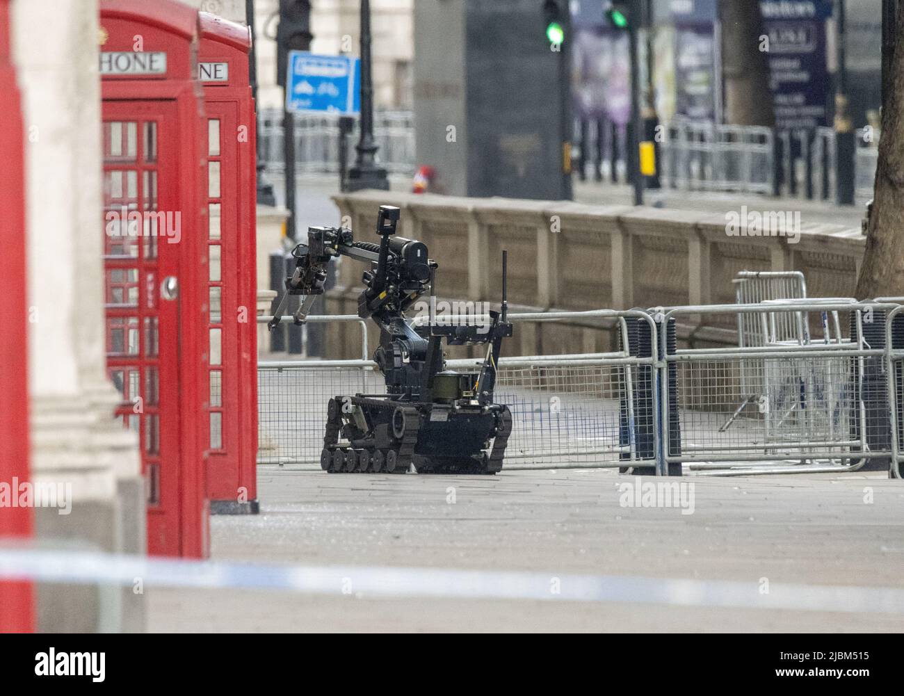 Londra, Regno Unito. 7th giugno 2022. Un pacchetto sospetto all'interno di una scatola telefonica ha causato la chiusura di whitehall e l'uso di un robot di smaltimento bomba per indagare; è chiaro che è stata utilizzata un'esplosione controllata. Credit: Ian Davidson/Alamy Live News Foto Stock