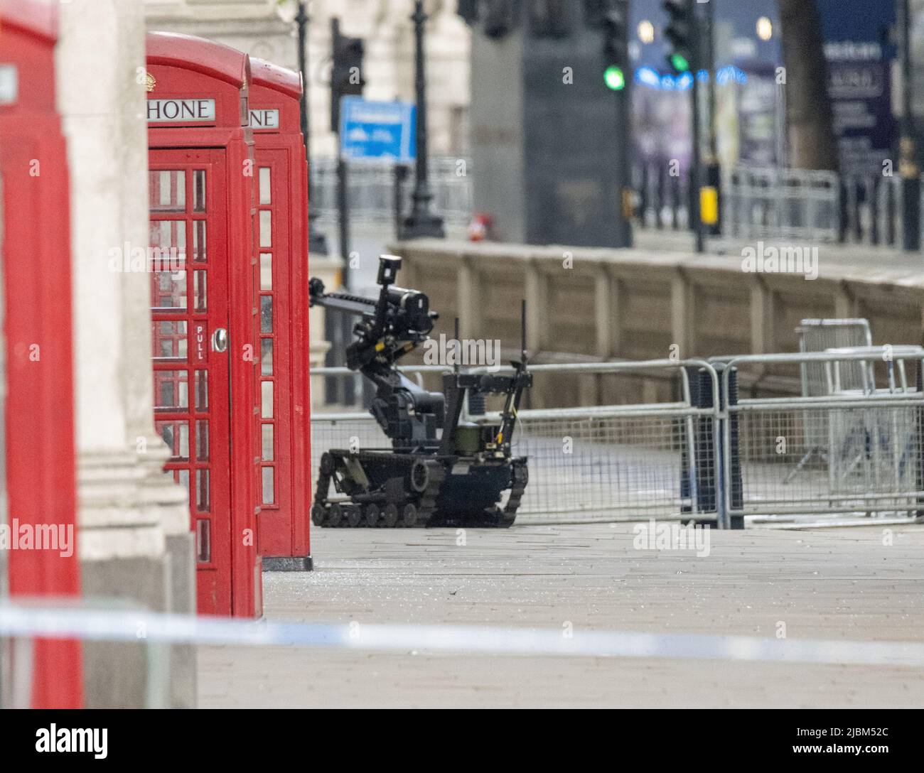 Londra, Regno Unito. 7th giugno 2022. Un pacchetto sospetto all'interno di una scatola telefonica ha causato la chiusura di whitehall e l'uso di un robot di smaltimento bomba per indagare; è chiaro che è stata utilizzata un'esplosione controllata. Credit: Ian Davidson/Alamy Live News Foto Stock