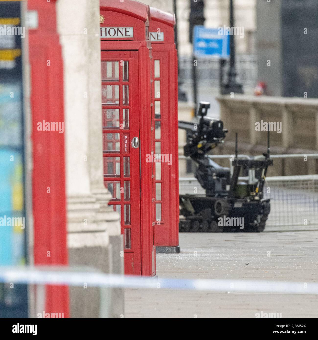 Londra, Regno Unito. 7th giugno 2022. Un pacchetto sospetto all'interno di una scatola telefonica ha causato la chiusura di whitehall e l'uso di un robot per indagare; è chiaro che è stata utilizzata un'esplosione controllata. Credit: Ian Davidson/Alamy Live News Foto Stock