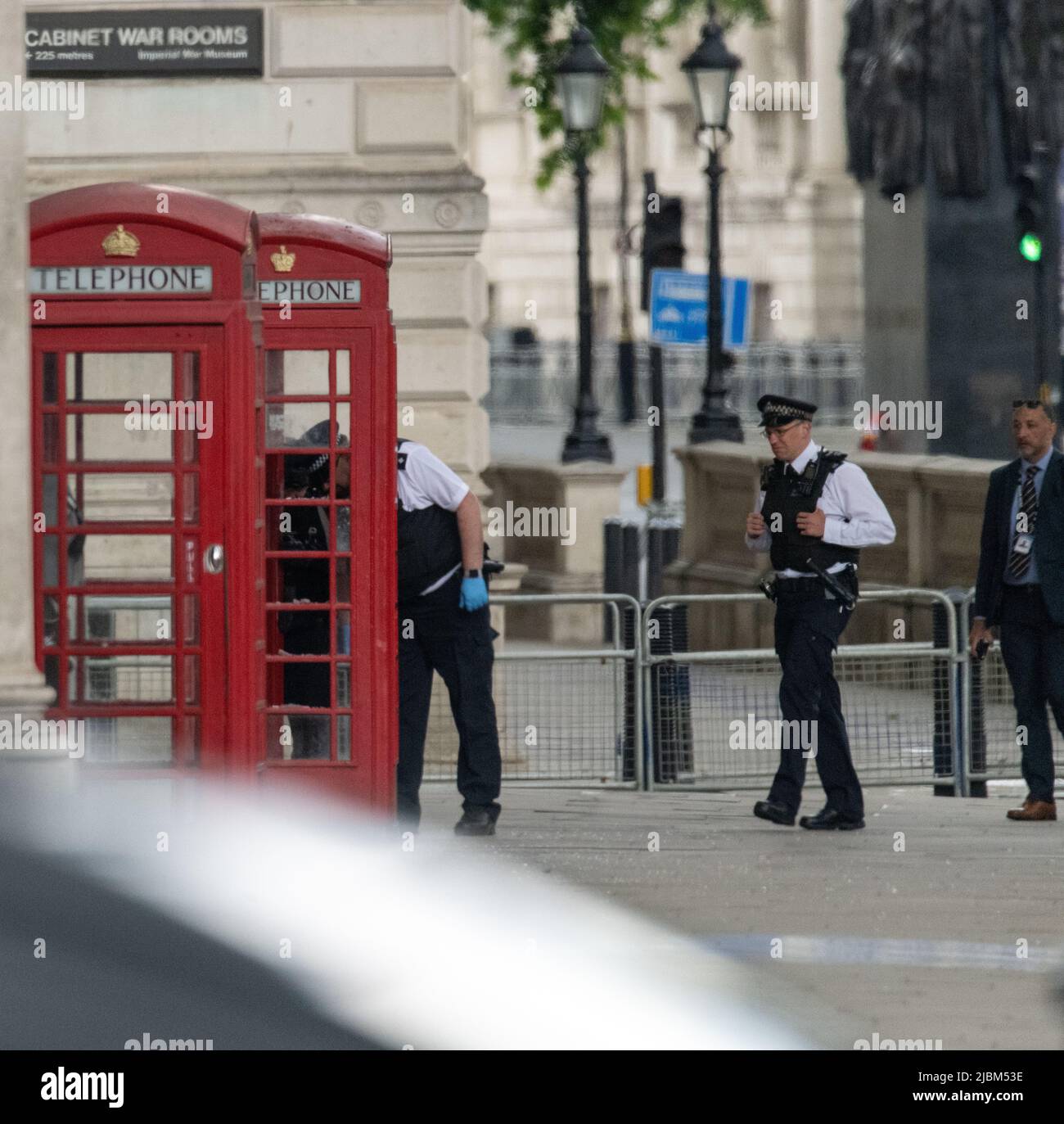 Londra, Regno Unito. 7th giugno 2022. Un pacchetto sospetto all'interno di una scatola telefonica ha causato la chiusura di Whitehall e l'uso di un robot per indagare; è chiaro che è stata utilizzata un'esplosione controllata. Credit: Ian Davidson/Alamy Live News Foto Stock