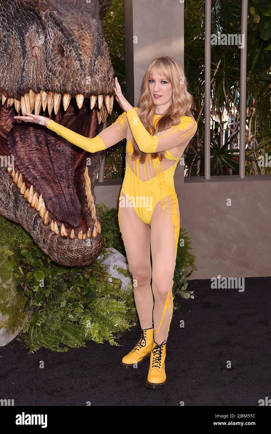 HOLLYWOOD, CA - GIUGNO 06: Emily Carmichael partecipa alla prima di Los Angeles di Universal Pictures' 'Jurassic World Dominion' al TCL Chinese Theatre Foto Stock