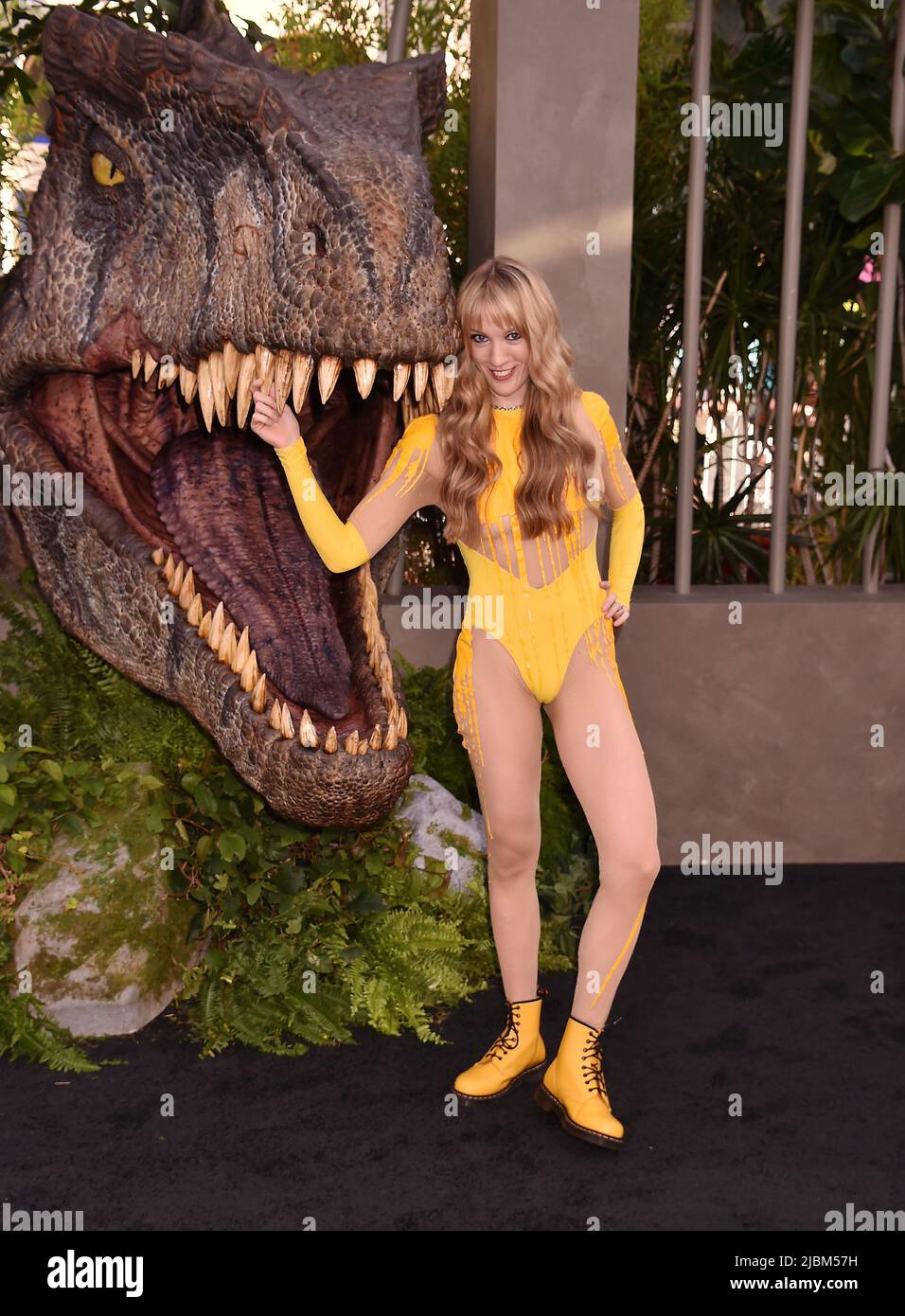 HOLLYWOOD, CA - GIUGNO 06: Emily Carmichael partecipa alla prima di Los Angeles di Universal Pictures' 'Jurassic World Dominion' al TCL Chinese Theatre Foto Stock