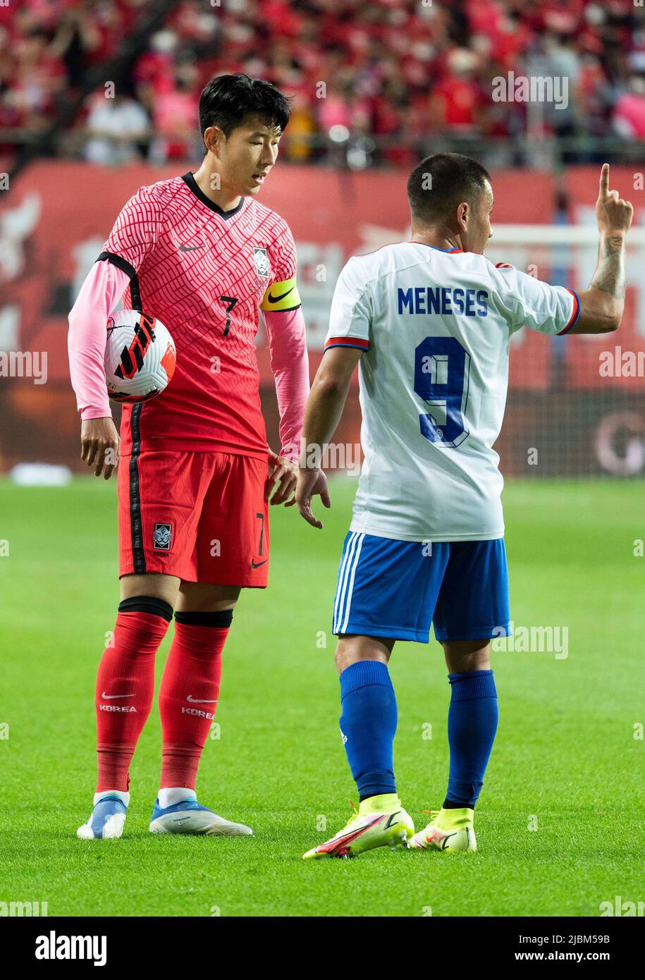 6 Giugno 2022 - Daejeon, Corea del Sud : il giocatore sudcoreano Son Heung-min (L), durante la partita amichevole tra Corea del Sud e Cile allo Stadio della Coppa del mondo di Daejeon, Corea del Sud, il 6 Giugno 2022. La Corea del Sud ha ottenuto il punteggio del Cile 2-0. (Foto di: Lee Young-ho/Sipa USA) Foto Stock