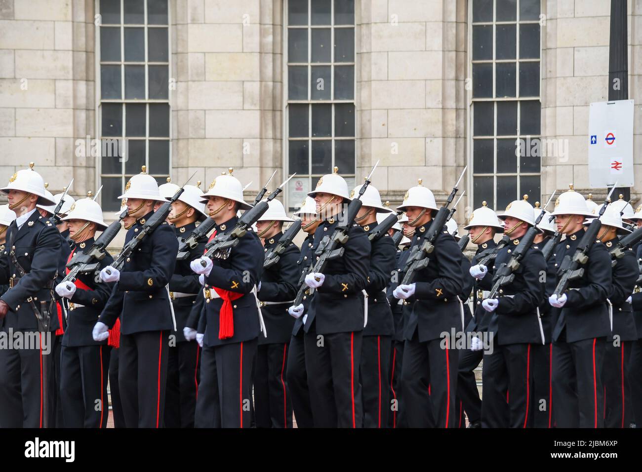 Londra, UK, 5th giu 2022, Platinum Jubilee Pageant lungo il Mall. Partendo dal Ministro Ovest fino a Buckingham Palace. Per la Regina e il Paese, parte 1 del Pageant., Andrew Lalchan Photography/Alamy Live News Foto Stock