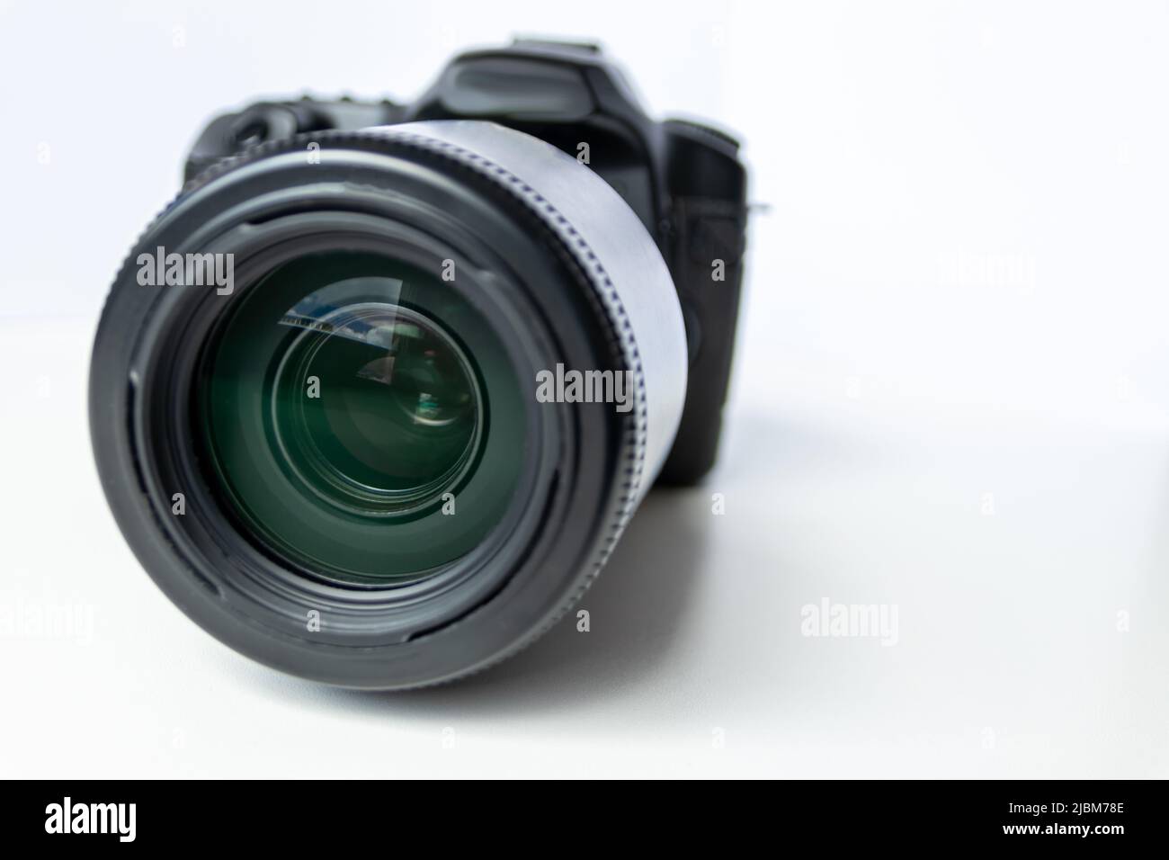 Fotocamera reflex digitale professionale con obiettivo teleobiettivo zoom da 70-300 mm con obiettivo grandangolare in primo piano macro mostra dettagli attrezzatura fotografica Foto Stock