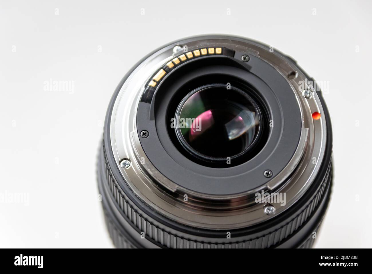 Lato posteriore dell'obiettivo di una fotocamera reflex digitale per la fotografia professionale con dettagli di montaggio della fotocamera in vista macro con splendidi dettagli dell'obiettivo per l'ottica Foto Stock