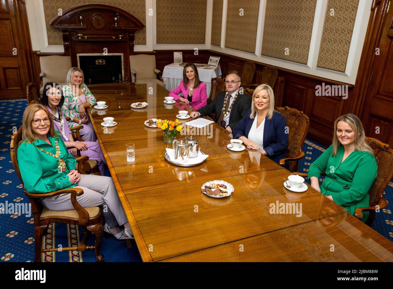 (Sinistra-destra) Signor Sindaco di Belfast Consigliere di Fein Christina Black, Presidente del Consiglio Distrettuale di Mid Ulster Consigliere di Sinn Fein Cora Groogan, Sindaco del Consiglio Distrettuale di Derry City e Strabane, Consigliere di Sinn Fein Sandra Duffy, Vice-Presidente del Consiglio Distrettuale di Newry, Mourne e Down Consigliere Distrettuale di Sinn Fein Aoife Finnegan, Presidente del Consiglio Distrettuale di Fermanagh & Omagh Sinn Fein Consigliera Barry McElduff, Sinn Fein Vice Presidente Michelle o'Neill MLA, Vice-Presidente della Causeway Coast e del Consiglio di Glens Borough Consigliera di Sinn Fein Kathleen McGurk durante un invito al Signore Sindaco's Parlor at Foto Stock