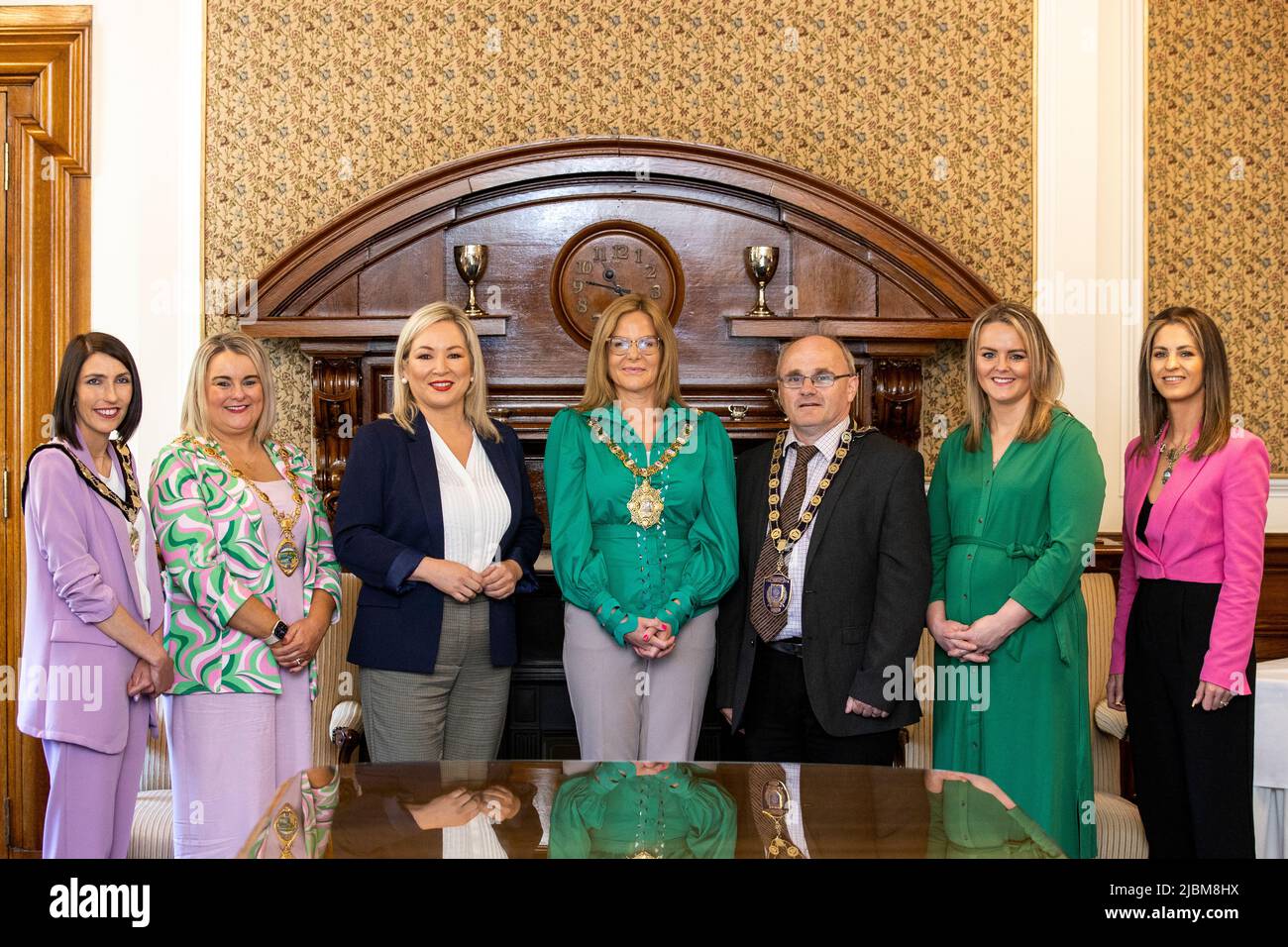 (Sinistra-destra) Presidente del consiglio distrettuale del Mid Ulster Consigliere del Sinn Fein Cora Groogan, Sindaco del consiglio distrettuale di Derry City e Strabane, Consigliera del Sinn Fein Sandra Duffy, Presidente del Sinn Fein Michelle o'Neill MLA, Sindaco del Sinn Fein Consigliera Christina Black, Presidente del Consiglio Distrettuale di Fermanagh & Omagh Sinn Fein Consigliere Barry McElduff, Vice-Presidente della Causeway Coast e del Consiglio di Glens Borough Consigliere di Sinn Fein Kathleen McGurk, Vice Presidente del Consiglio Distrettuale di Newry, Mourne e Down Consigliere di Sinn Fein Aoife Finnegan durante un invito al Parlor del Sindaco del Signore Foto Stock