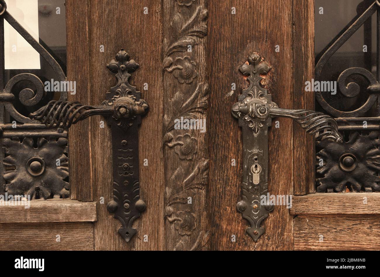 L'esterno della vecchia porta decorata in legno. Visualizza i dettagli. Foto Stock
