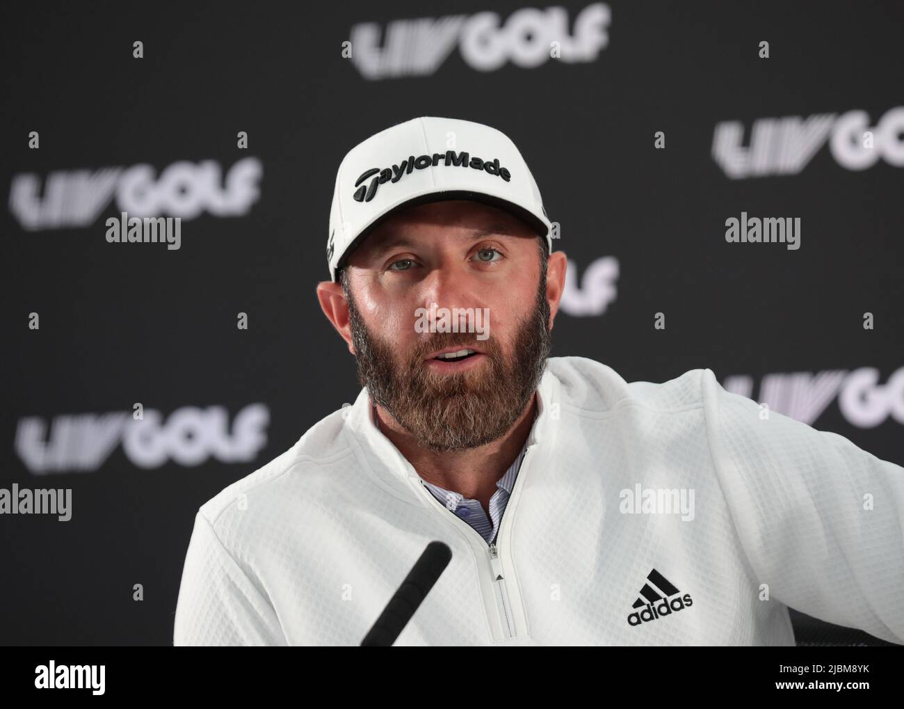 Londra, Regno Unito. 07th giugno 2022. American Dustin Johnson risponde alle domande dei media in occasione di una conferenza stampa per l'evento inaugurale LIV Golf presso il Centurion Club di Hertfordshire, martedì 07 giugno, 2022.l'evento è controverso a causa di golfisti come Dustin Johnson lasciando il PGA tour per partecipare e perché è finanziato da denaro Saudita Arabia. Foto di Hugo Philpott/UPI Credit: UPI/Alamy Live News Foto Stock