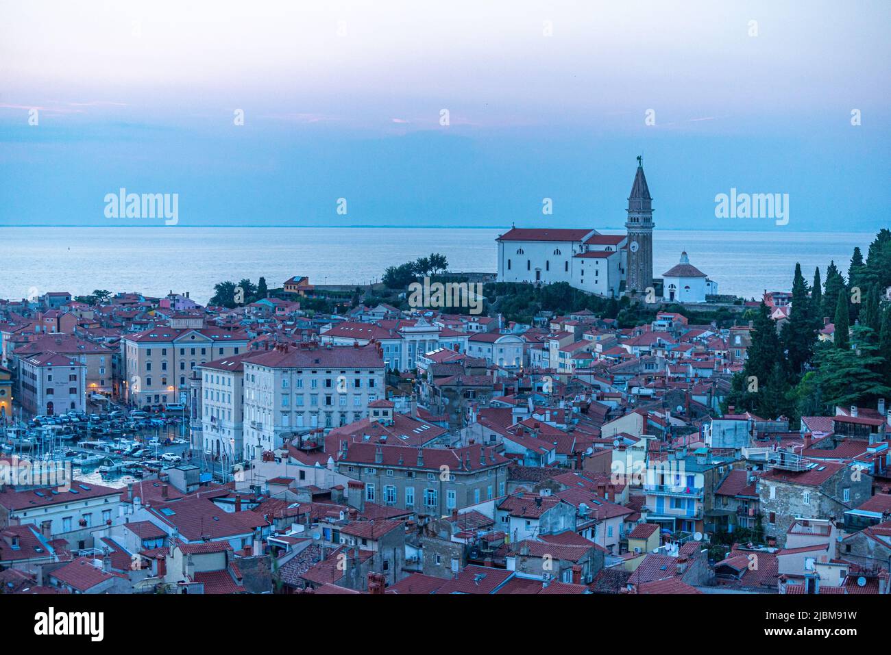 Vista aerea di Piran, una città turistica sulla costa adriatica della Slovenia Foto Stock