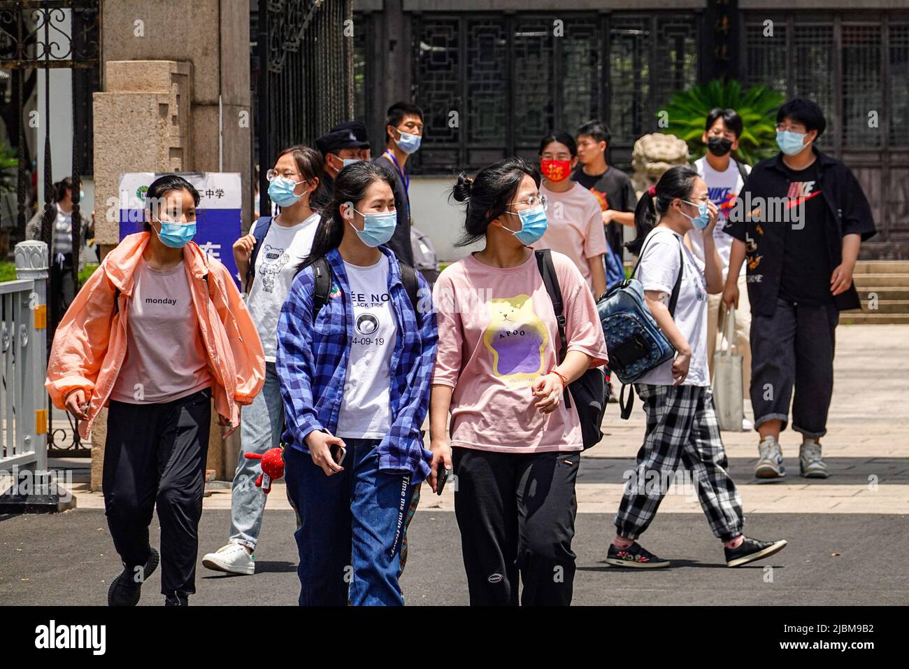 Changzhou, Cina. 07th giugno 2022. Gli studenti che indossano le maschere per il viso escono dalla sala esame dopo il primo soggetto dell'esame di ingresso dell'università nazionale. A parte il rinvio a Shanghai a causa del COVID-19, il gaokao, noto anche come esame di ingresso al college nazionale cinese, si terrà il 7 e 8 giugno a livello nazionale, in presenza di sporadiche infezioni COVID-19 in alcuni luoghi. Quest'anno, un nuovo alto di 11,93 milioni di studenti in tutto il paese sosterà l'esame e tra questi almeno 48.000 partecipanti sosteranno i loro esami a Pechino. Credit: SOPA Images Limited/Alamy Live News Foto Stock