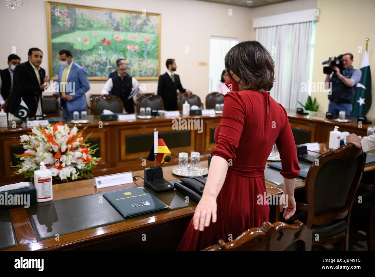 07 giugno 2022, Pakistan, Islamabad: Annalena Baerbock (Bündnis 90/Die Grünen), ministro degli Esteri, arriva alla Farnesina pakistana per colloqui con il ministro degli Esteri pakistano. Ha annullato tutti gli altri appuntamenti dopo un test rapido Corona positivo poco dopo l'inizio della sua visita in Pakistan. Foto: Bernd von Jutrczenka/dpa Foto Stock