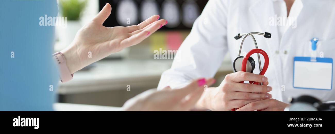 Primo piano delle mani del terapeuta con stetoscopio. Foto Stock