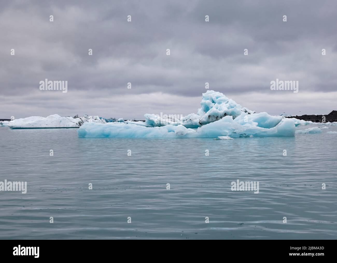 Iceberg e carri di ghiaccio che hanno calato fuori dal ghiacciaio Jokulsarlon Foto Stock