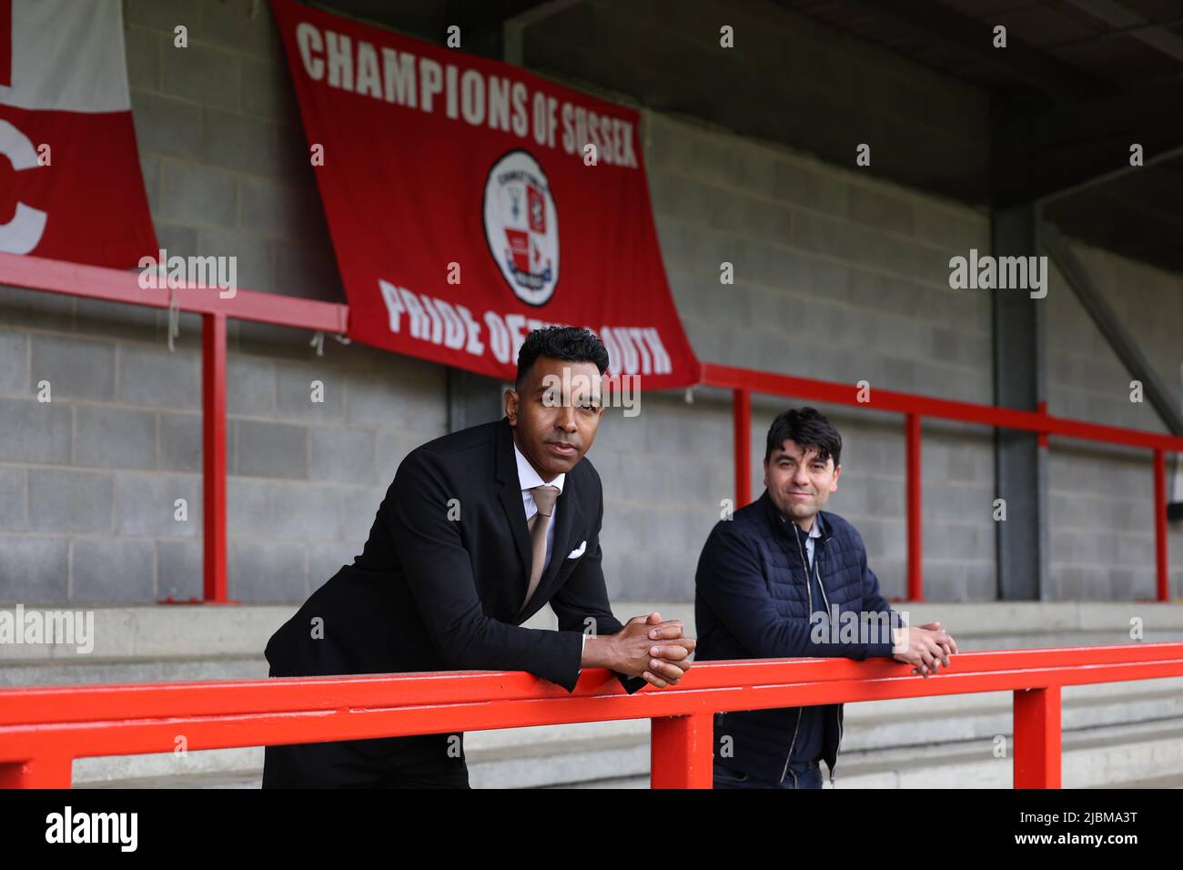 Crawley, Regno Unito. 7th giugno 2022. Il nuovo manager Kevin Betsy del Crawley Town Football Club e il suo assistente Dan Micciche al Broadfield Stadium. Credit: James Boardman/Alamy Live News Foto Stock