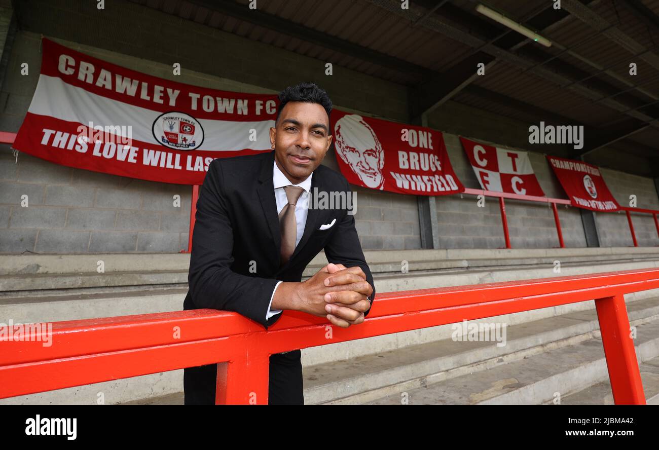 Crawley, Regno Unito. 7th giugno 2022. Il nuovo manager Kevin Betsy del Crawley Town Football Club e il suo assistente Dan Micciche al Broadfield Stadium. Credit: James Boardman/Alamy Live News Foto Stock