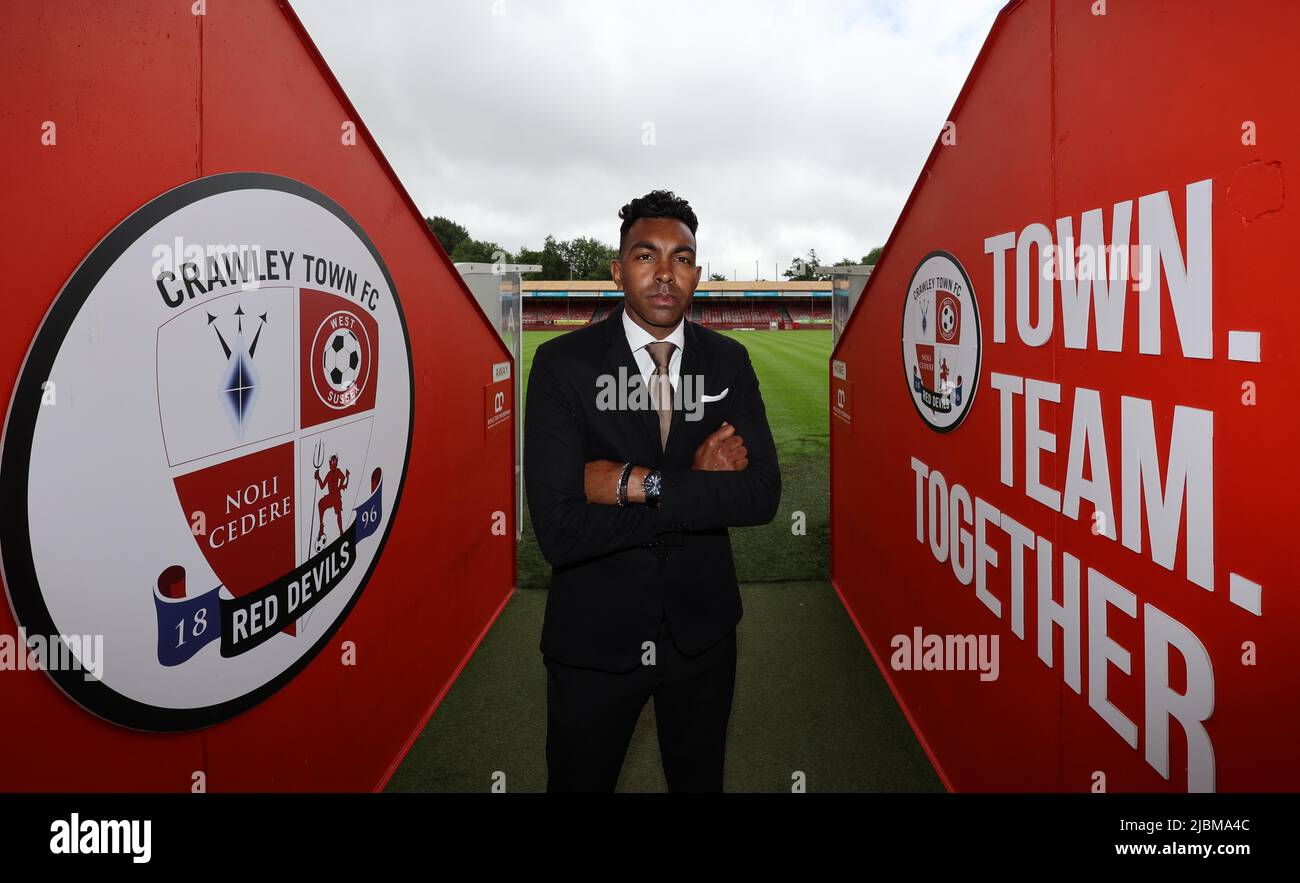 Crawley, Regno Unito. 7th giugno 2022. Il nuovo manager Kevin Betsy del Crawley Town Football Club e il suo assistente Dan Micciche al Broadfield Stadium. Credit: James Boardman/Alamy Live News Foto Stock