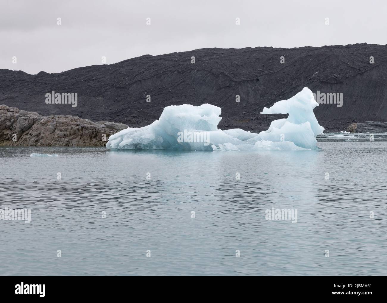 Iceberg e carri di ghiaccio che hanno calato fuori dal ghiacciaio Jokulsarlon Foto Stock