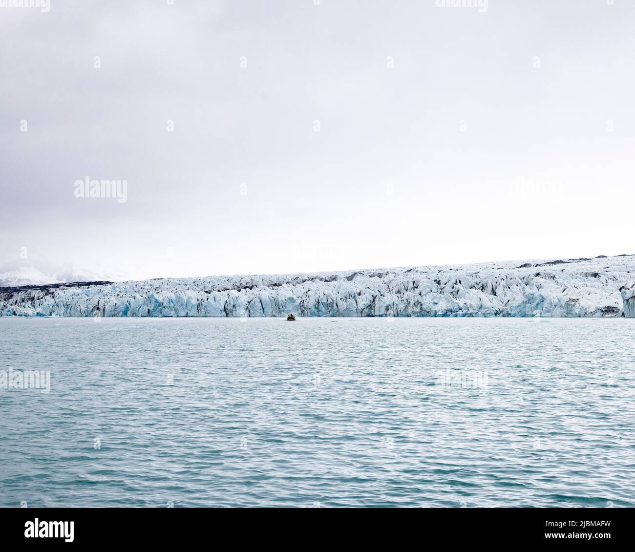 Iceberg e carri di ghiaccio che hanno calato fuori dal ghiacciaio Jokulsarlon Foto Stock