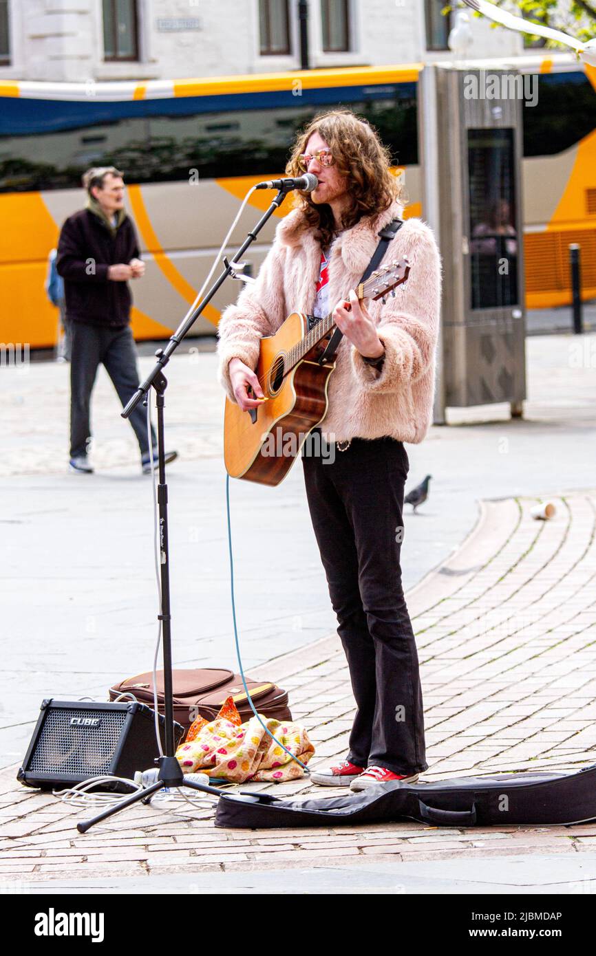 Sänger im regen immagini e fotografie stock ad alta risoluzione Alamy