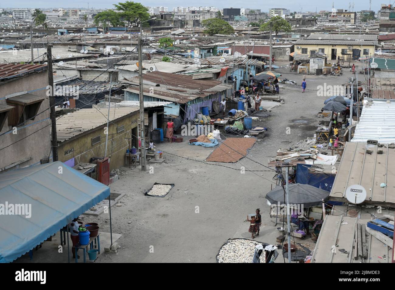 COSTA D'AVORIO, Abidjan, Koumassi-Remblais, slum Divo, antenna satellitare per la ricezione di TV a pagamento francese Canal Plus / ELFENBEINKUESTE, Abidjan, Stadtteil Koumassi-Remblais, Armenviertel Divo Foto Stock