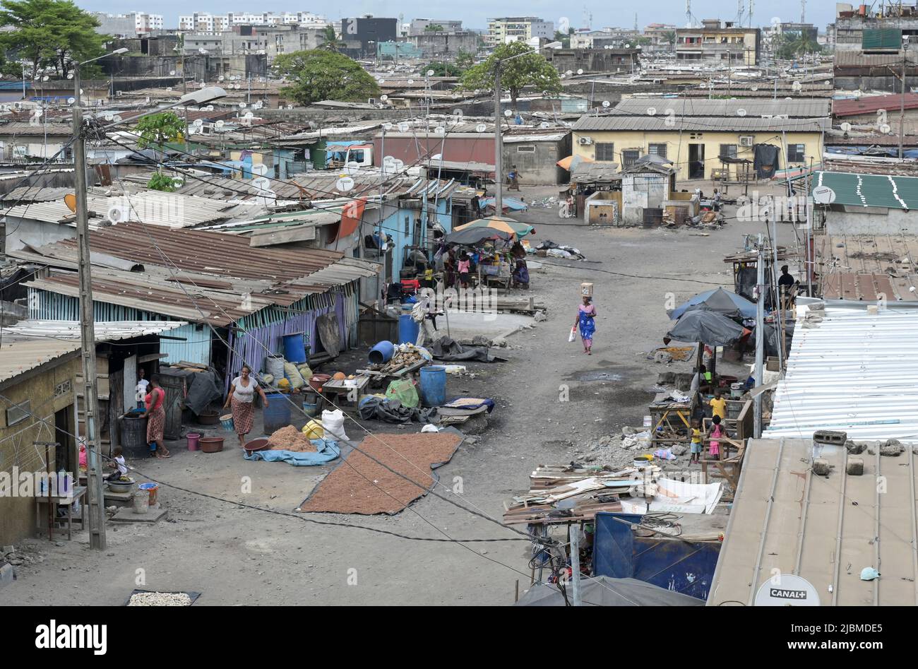 COSTA D'AVORIO, Abidjan, Koumassi-Remblais, slum Divo, antenna satellitare per la ricezione di TV a pagamento francese Canal Plus / ELFENBEINKUESTE, Abidjan, Stadtteil Koumassi-Remblais, Armenviertel Divo Foto Stock