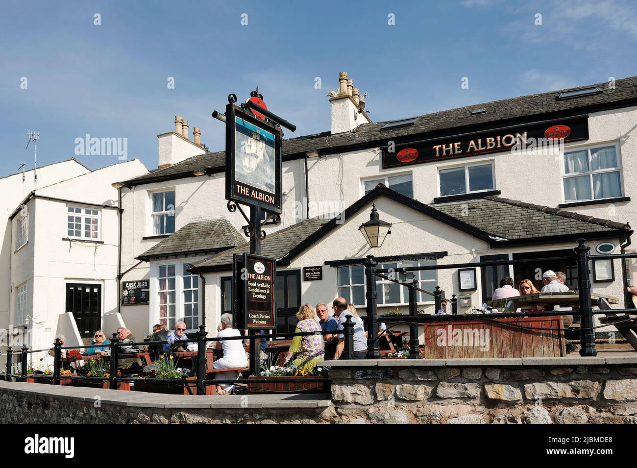 Il pub Albion a Arnside villaggio Cumbria Regno Unito Foto Stock
