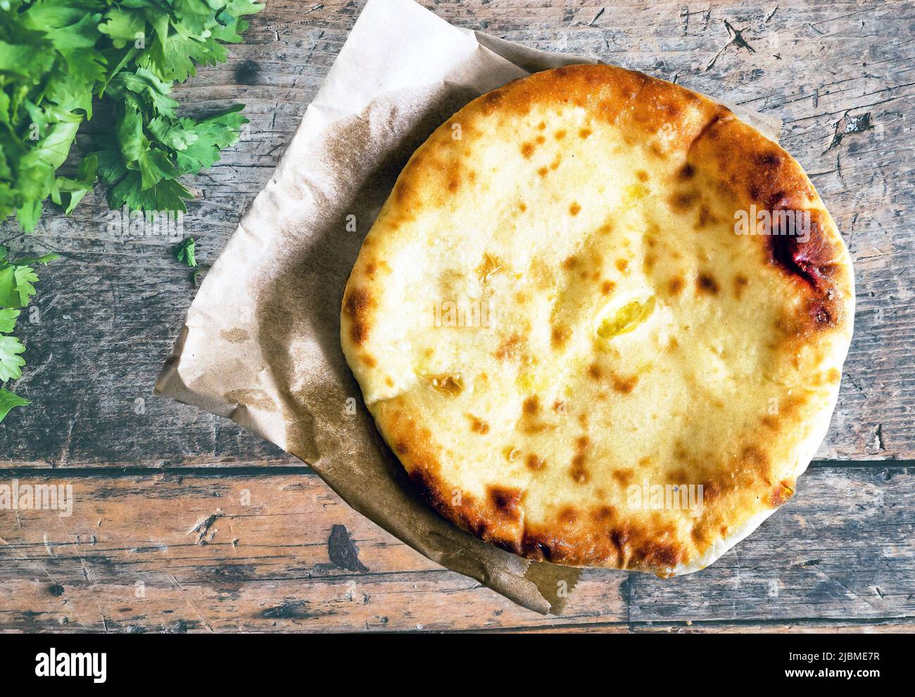 Pasticceria nazionale georgiana - khachapuri ripieni di formaggio Foto Stock